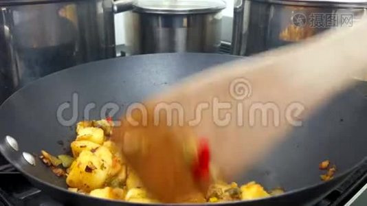 在繁忙的炉子上搅拌地中海蔬菜混合物视频