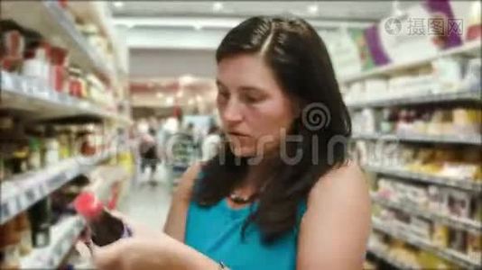 女人选择超市里的酱汁视频