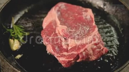 食物烹饪红肉牛排煎烤视频