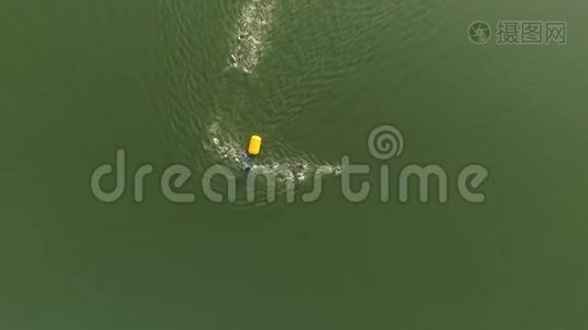 运动员游泳比赛在河上慢动作的鸟瞰图视频