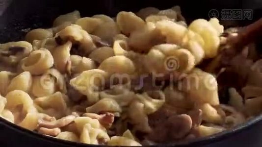 平底锅中有蘑菇的意大利面视频