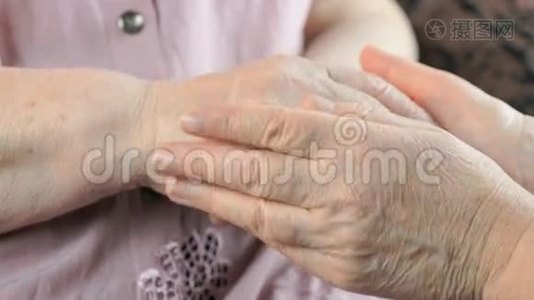 女人在生病时抚摸`的手视频