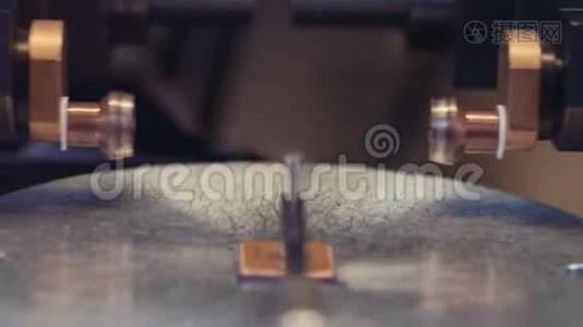 冷焊机加工微芯片视频