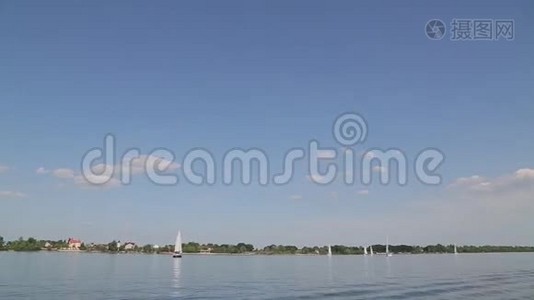 湖面上的游艇和蓝天视频