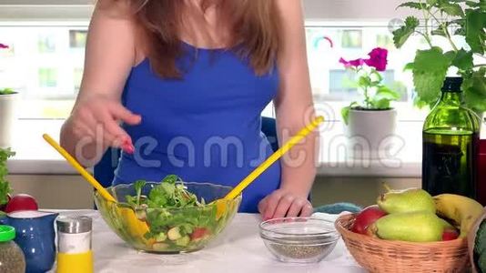 准妈妈倒盐，把生态蔬菜沙拉拌在玻璃碗里视频