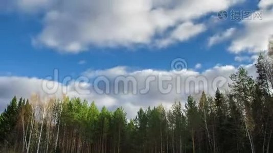 蓝天，灰色的云彩和森林，4k视频
