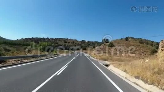 摩托车手在西班牙的风景山沙漠风景和空山路上骑车。 第一人称观点视频