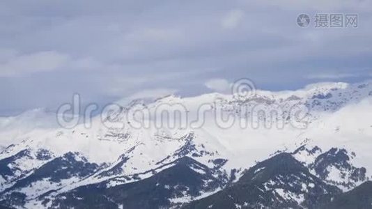 鸟瞰白雪覆盖的群山。 白色雪山上的旅游理念和寒假..视频