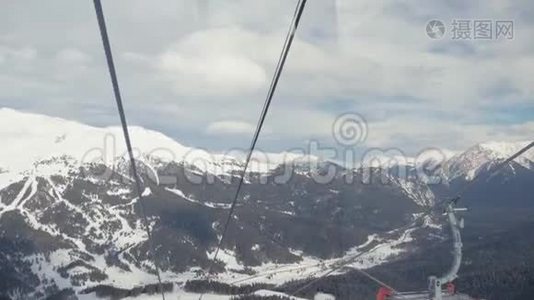 鸟瞰白雪覆盖的群山。 白色雪山上的旅游理念和寒假..视频