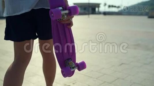 带滑板的漂亮女孩的后景视频