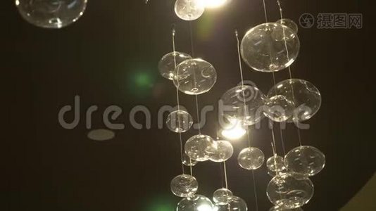 灯具特写.. 水晶现代吊灯细节背景.. 以气泡形式悬挂的灯，闪烁视频