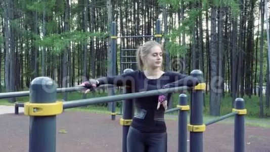 年轻的运动女性在户外锻炼后休息。视频