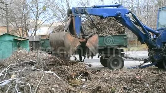 清扫城市街道上干枯的树枝和草地视频