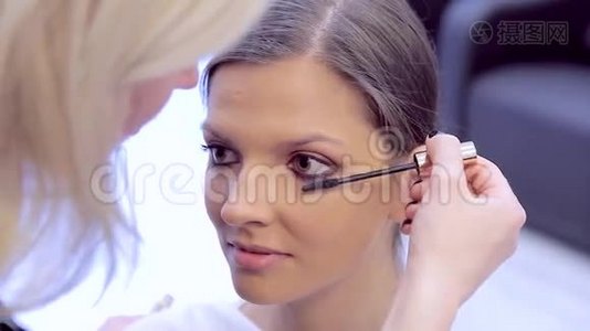 化妆师外套模特的睫毛膏视频