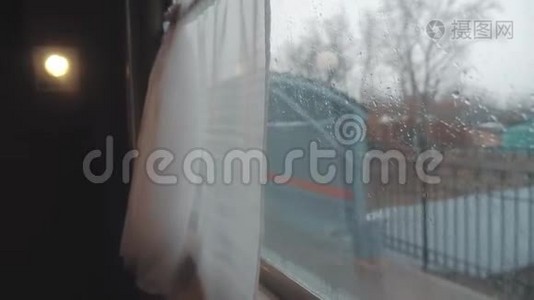 火车从火车站出发。 从火车车窗上看，车窗上的雨。 人民视频
