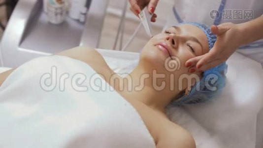 美容师进行非注射氧介治疗视频