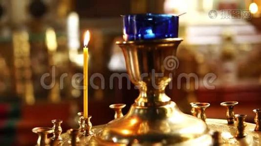 东正教教堂的烛台上有一支燃烧的蜡烛视频