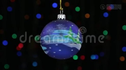 特写，一个蓝色圣诞球的旋转挂在一根金色的绳子上。圣诞节和新年装饰。视频