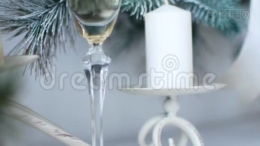 圣诞精神。 新年装饰中的一杯香槟`视频