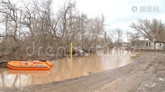 洪水中的救援船视频