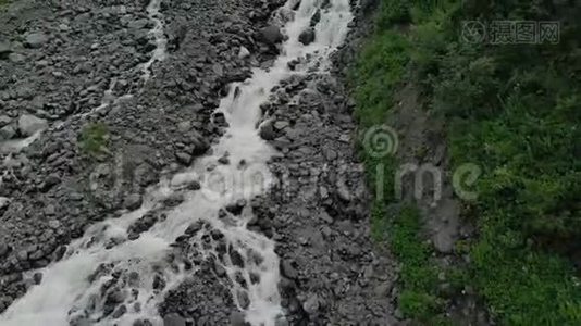 岩石和岩石在一个多山的空气景观。 大石头的山河.. 从上面的航班上看到视频