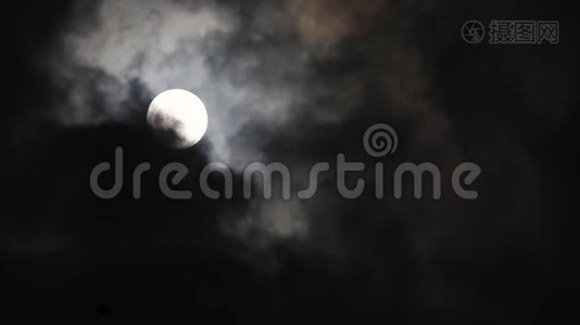 乌云在夜空中的月亮面前掠过.. 夜间室外。视频