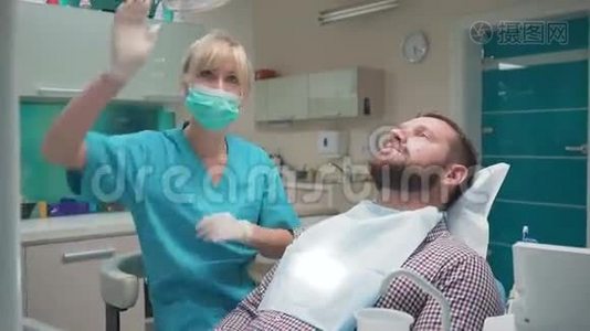 女牙医抽取病人`牙齿。 斯坦迪卡姆。视频