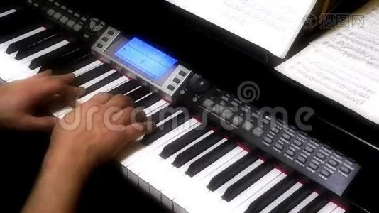 演奏电子钢琴男手视频