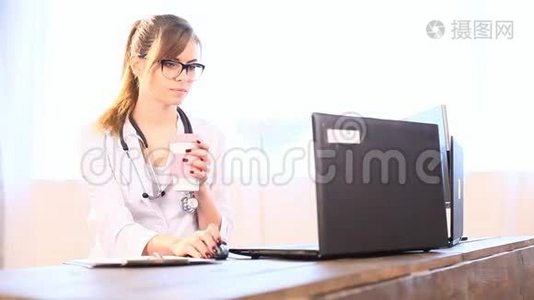 医生入院时在电脑上工作视频