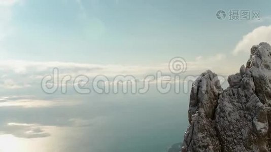 雪山和蓝天下的山顶。 中枪。 冬天的山景。 从山顶俯瞰天空视频