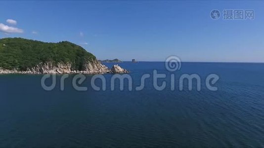高空拍摄山崖和蓝色海水.. 岩石悬崖和海水在海湾空中景观从上面。视频