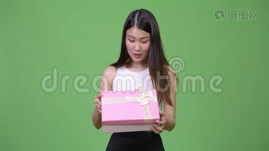 年轻美丽的亚洲女商人打开礼品盒视频