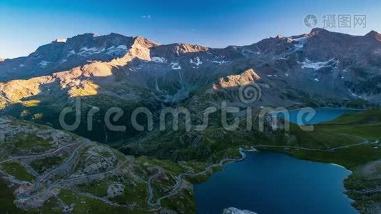 夏季阿尔卑斯山上有冰川和移动云层的山峰、格兰帕拉迪索和意大利的Vanoise国家公园视频