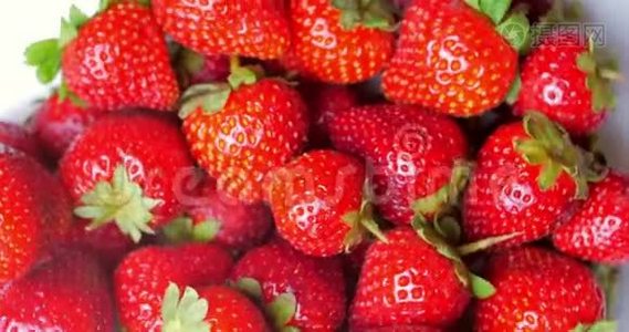 新鲜的水果开胃，美丽的草莓作为食物背景。 有机健康成熟草莓营养..视频