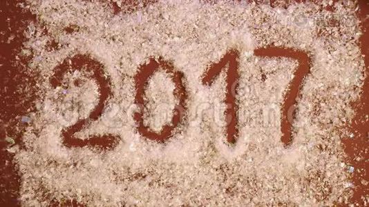 被风吹走，在白雪上写下了2018年的数字视频