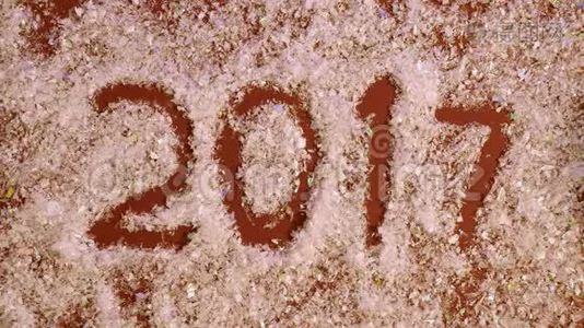 被风吹走，在白雪上写下了2018年的数字视频