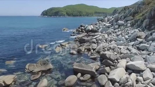 高空拍摄山崖和蓝色海水.. 岩石悬崖和海水在海湾空中景观从上面。视频