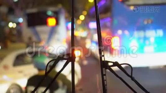 越南之夜。越南巴士挡风玻璃上的风景。越南。越南繁忙街道的夜晚。。视频
