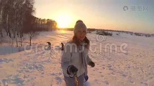 女孩用雪管升到雪山。 慢动作。 冬天的雪景。 积极休息，运动视频