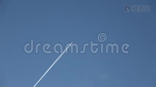 飞机在蓝天上飞行视频