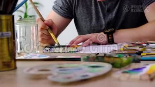 艺术家用水彩画画视频