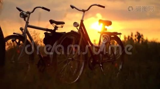 日落时的老式自行车视频