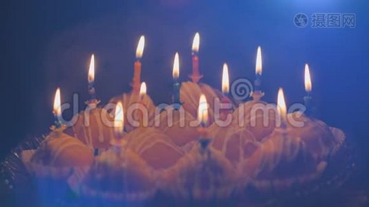 少女生日时在蛋糕上吹蜡烛。视频