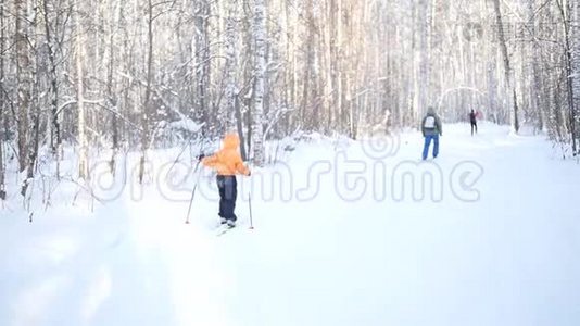 越野滑雪。 孩子进行越野滑雪.. 慢动作视频