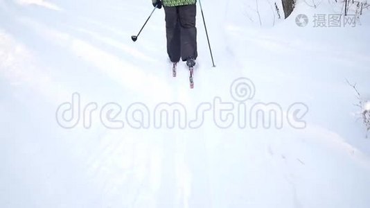越野滑雪。 慢动作。 脚踩在跑道上视频