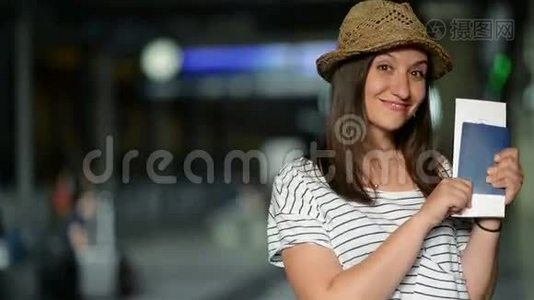 夏帽迷人的年轻女子在机场坐飞机时，带着机票和护照，真是太高兴了视频