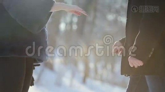 冬季公园的订婚时刻视频