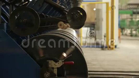 轮胎厂的钢丝圈。视频