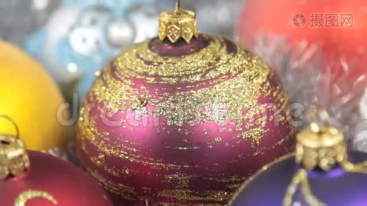 旋转的圣诞球躺在银罐子上。视频