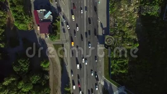 夏天，无人机可以在城市道路上看到汽车交通。 观景车移动高速公路视频